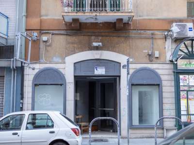 Solo per fare qualche esempio, notiamo la vetrina spoglia della �Gioelleria Pesola�... 